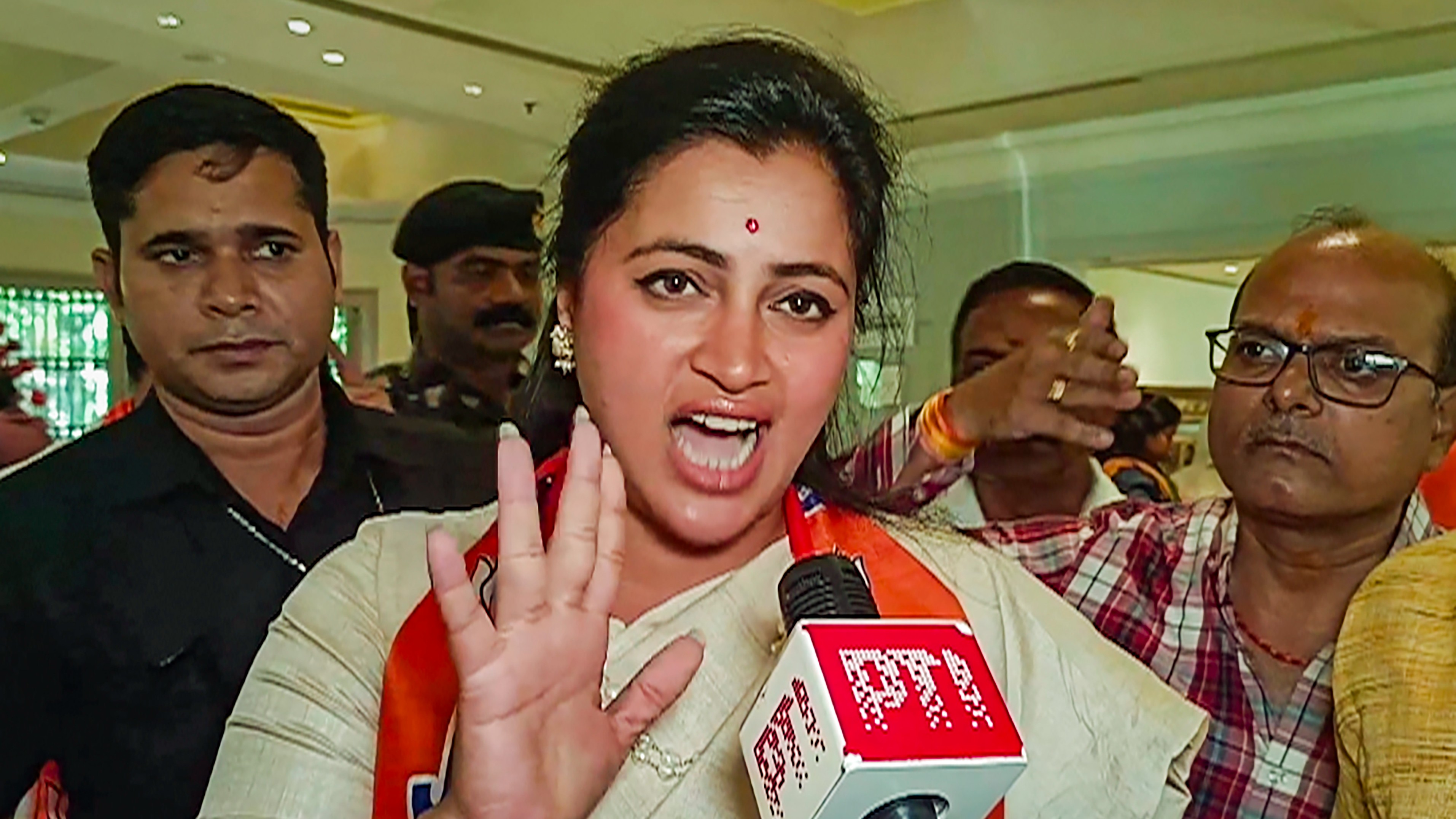 Lok Sabha Elections 2024 | AAP-Congress alliance wants to stop Modi's development, create lawlessness: Navneet Rana