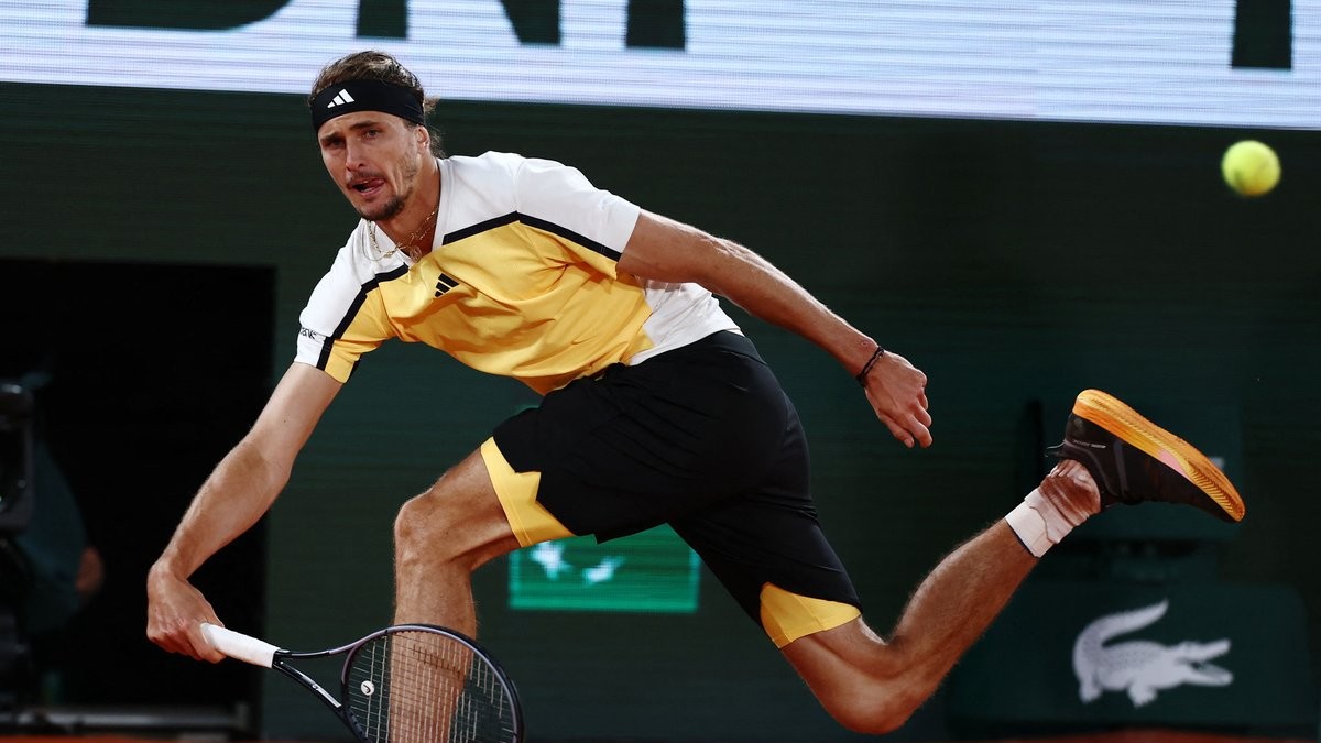 Zverev downs ailing Ruud to set up Alcaraz final at Roland Garros