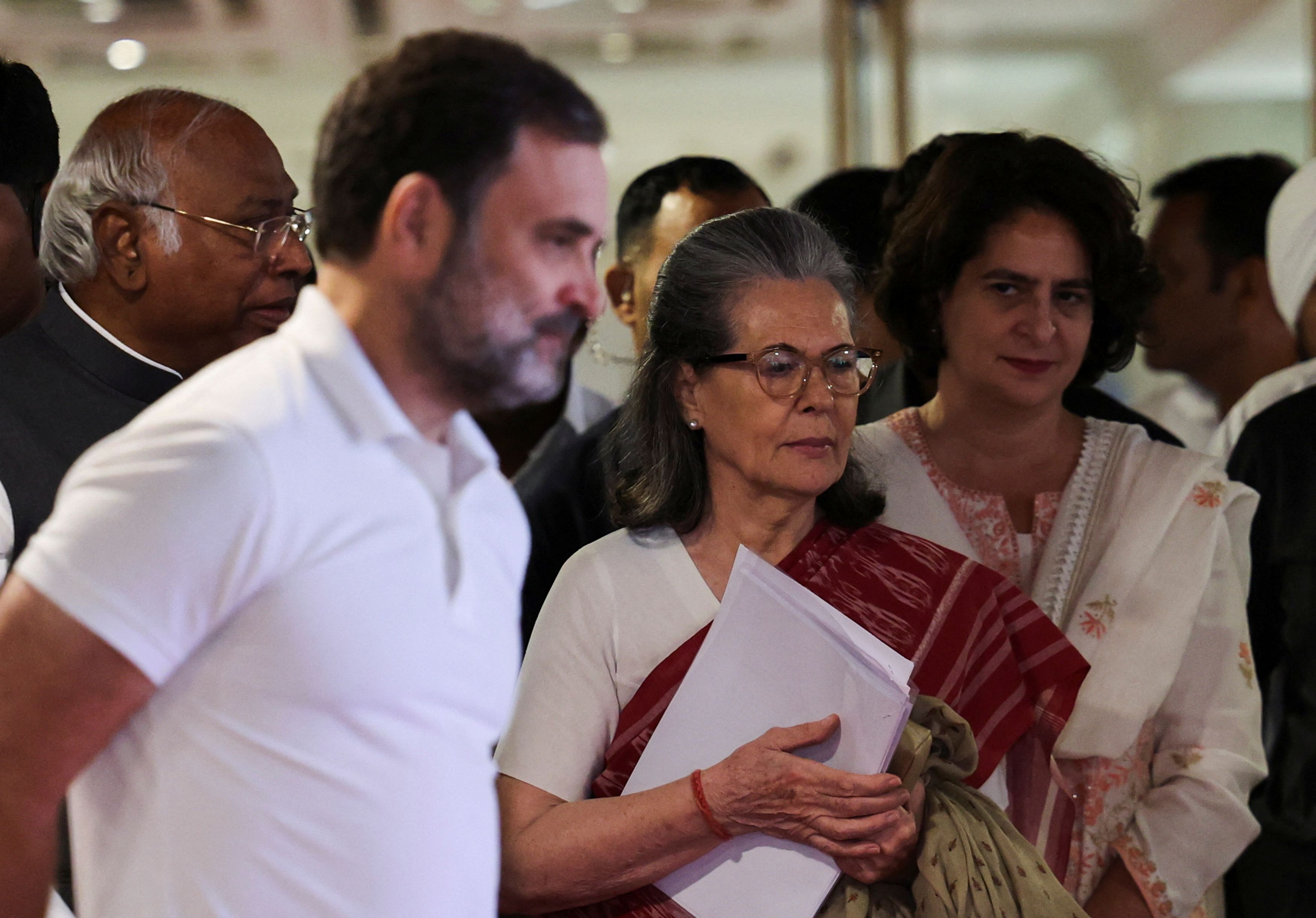 <div class="paragraphs"><p></p></div>