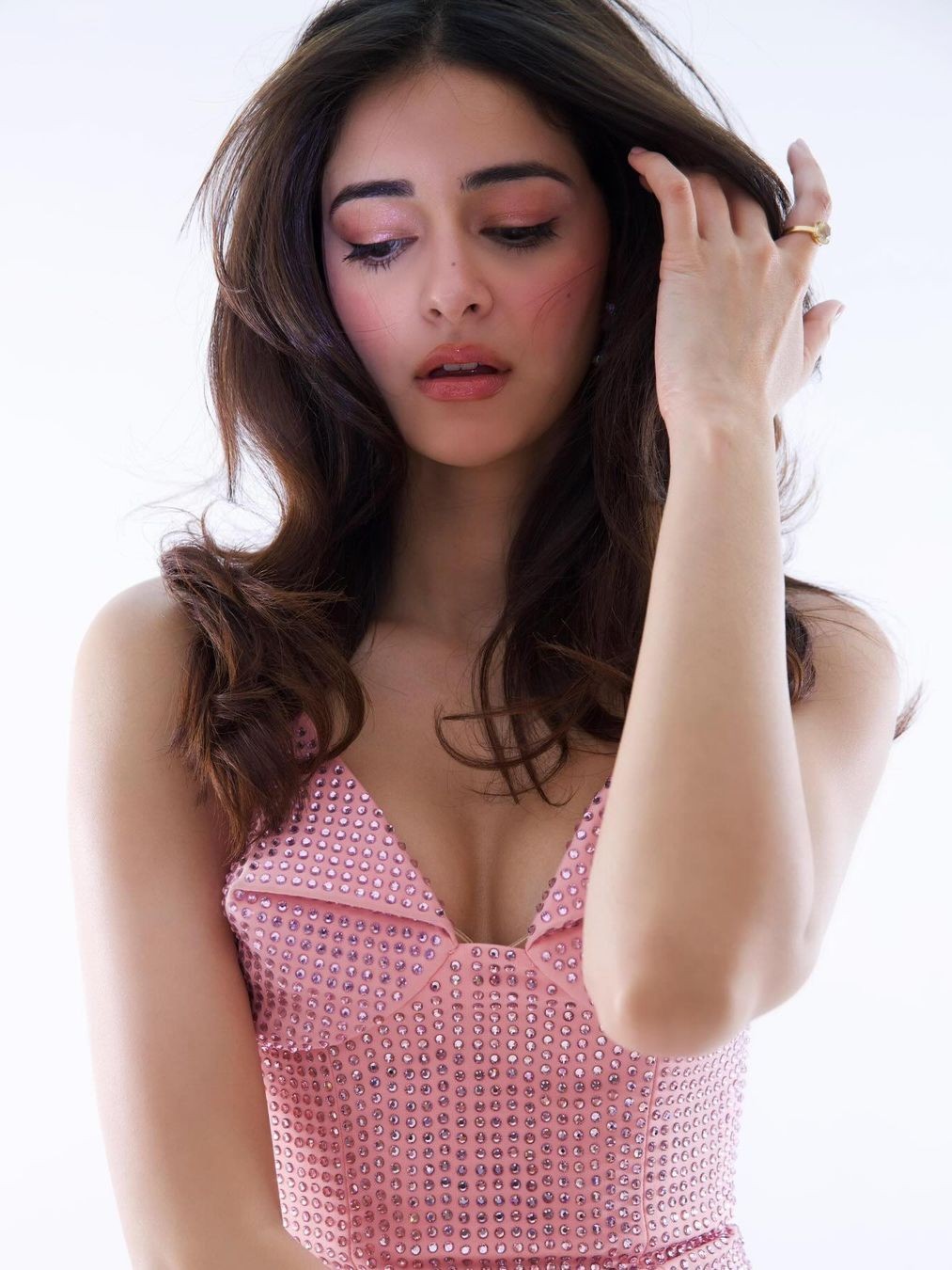 Her minimalistic makeup and loose waves added to the fresh and elegant look.