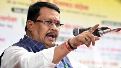 पक्ष फोडाफोडीमुळे लोकशाहीला धोका; पक्षांतर करणाऱ्यांनी राजीनामा देऊन पुन्हा जनतेसमोर जावे – विजय वडेट्टीवार