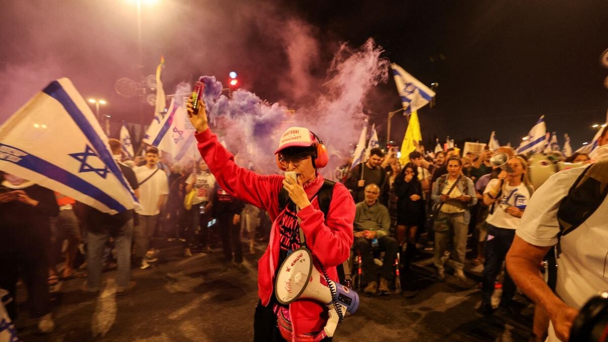 Israeli anti-government protesters march on Netanyahu's home