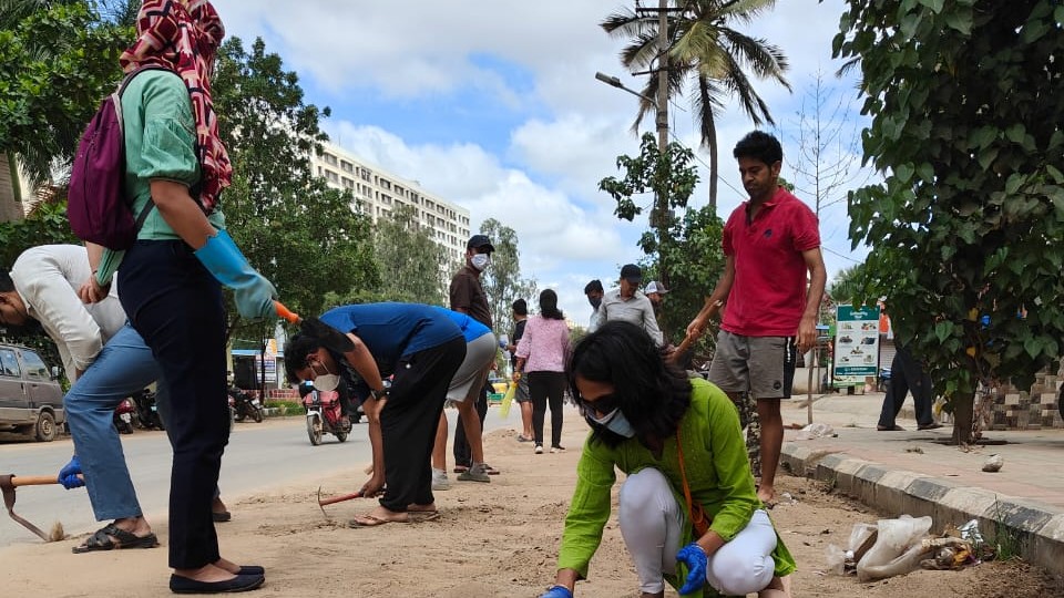 Balagere residents clean neglected road after BBMP fails to act  