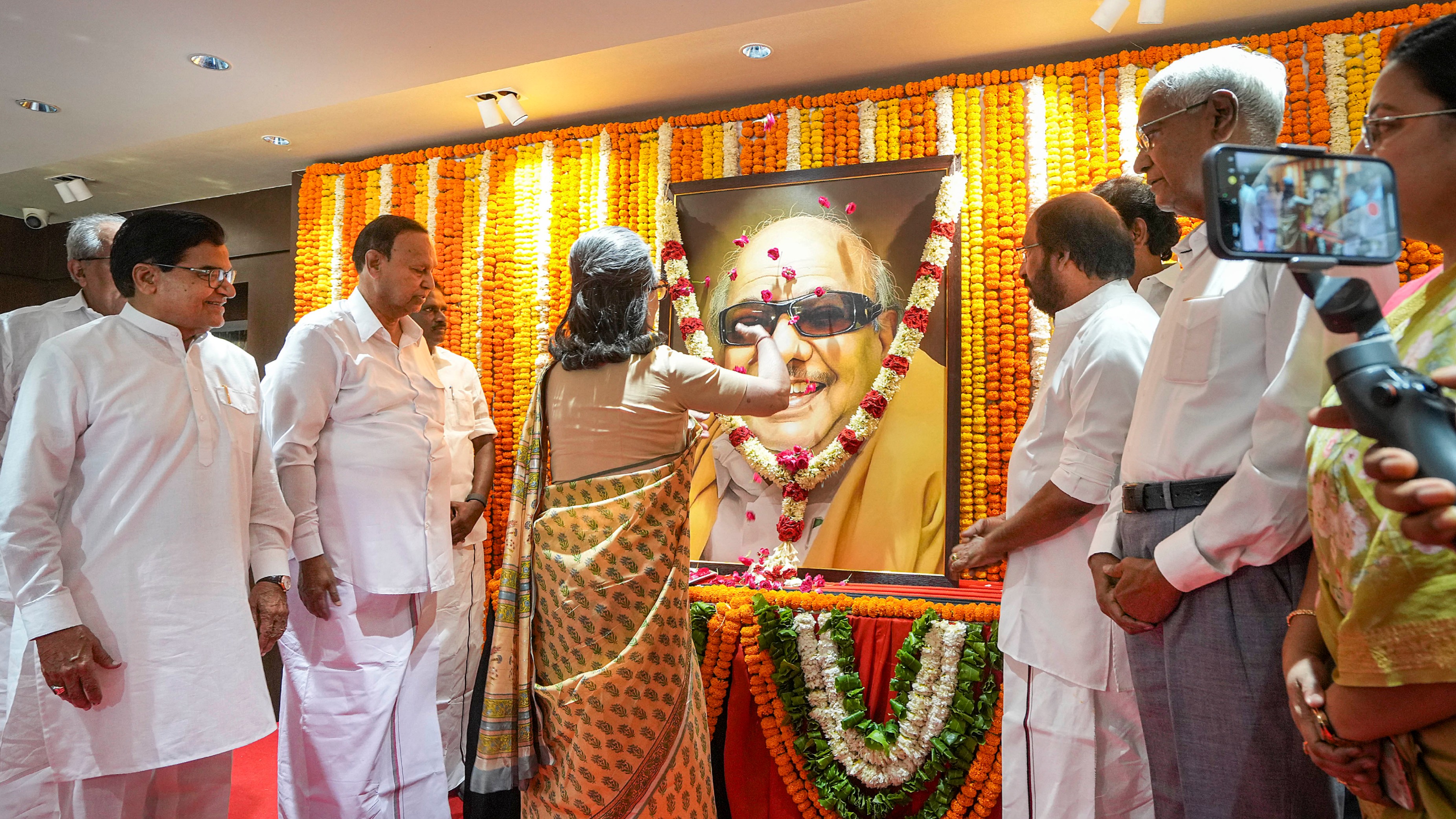 Senior Congress leader Sonia Gandhi pays tribute to former Tamil Nadu Chief Minister M Karunanidhi on his birth anniversary at Anna-Kalaignar Arivalayam in New Delhi.
