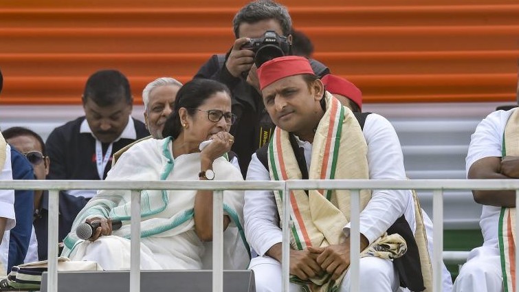 SP chief Akhilesh Yadav meets Mamata Banerjee at her residence, to attend TMC's 'Martyrs' Day' rally