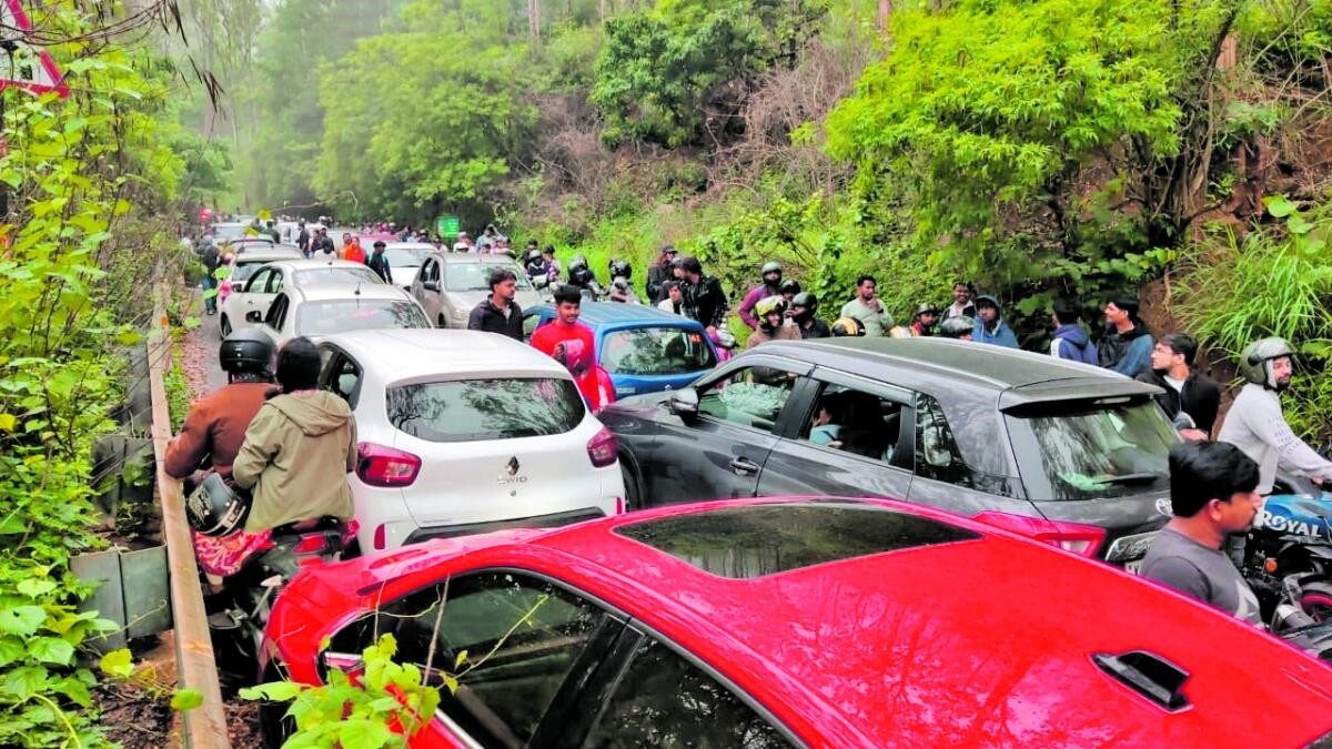 Heavy rush of tourists chokes Karnataka's Nandi Hill