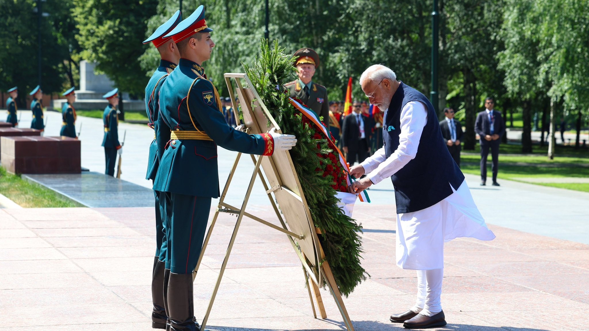 PM Modi pays tribute at ‘Tomb of the Unknown Soldier’ war memorial in Russia
