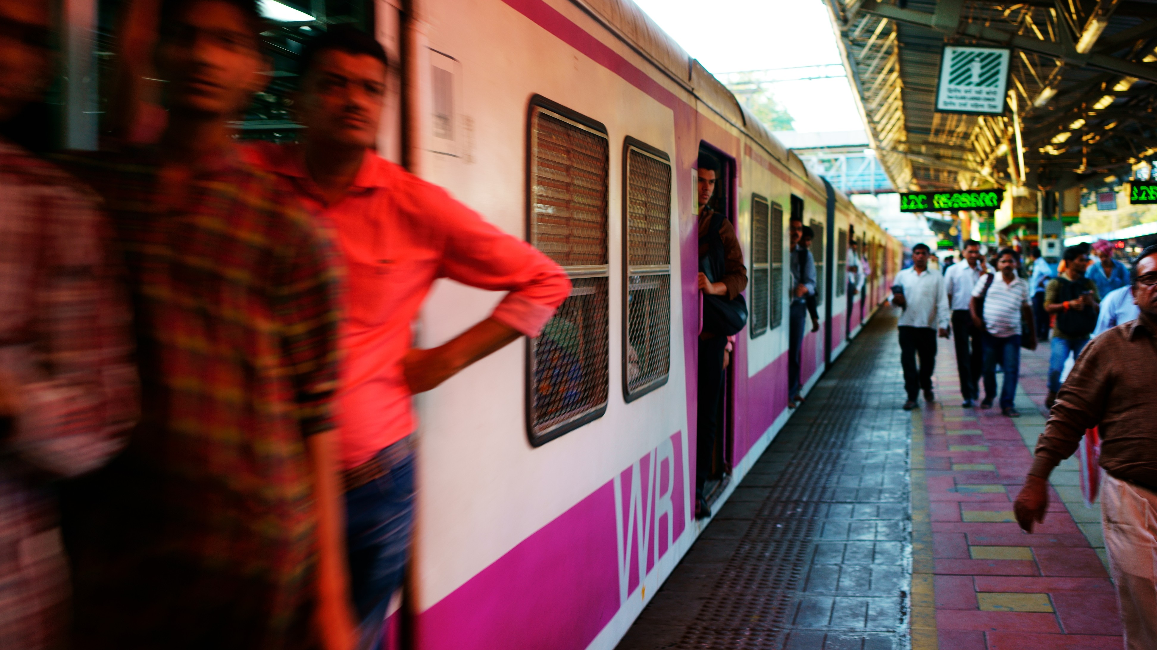 Mobile phone explodes inside local train in Maharashtra's Thane, causes panic among passengers