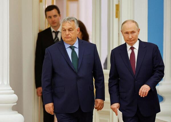 Hungary's Prime Minister Viktor Orban (L) and Russia's President Vladimir Putin (R).