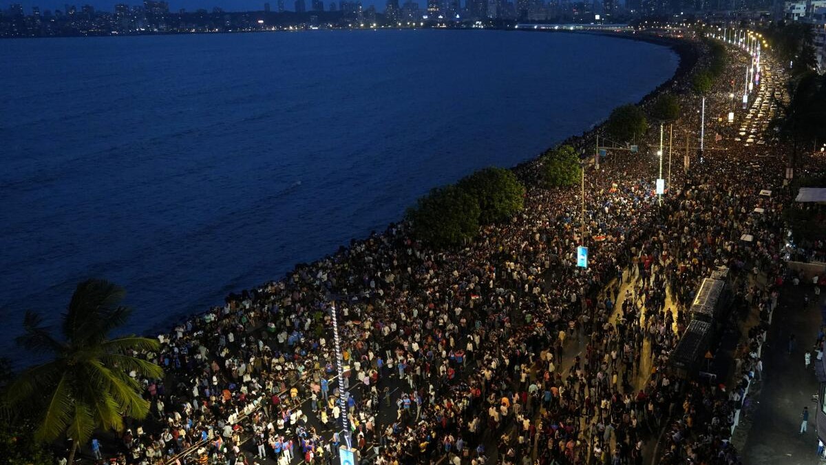 Mumbai cops have a tough time handling sea of crowd during Indian team's victory parade
