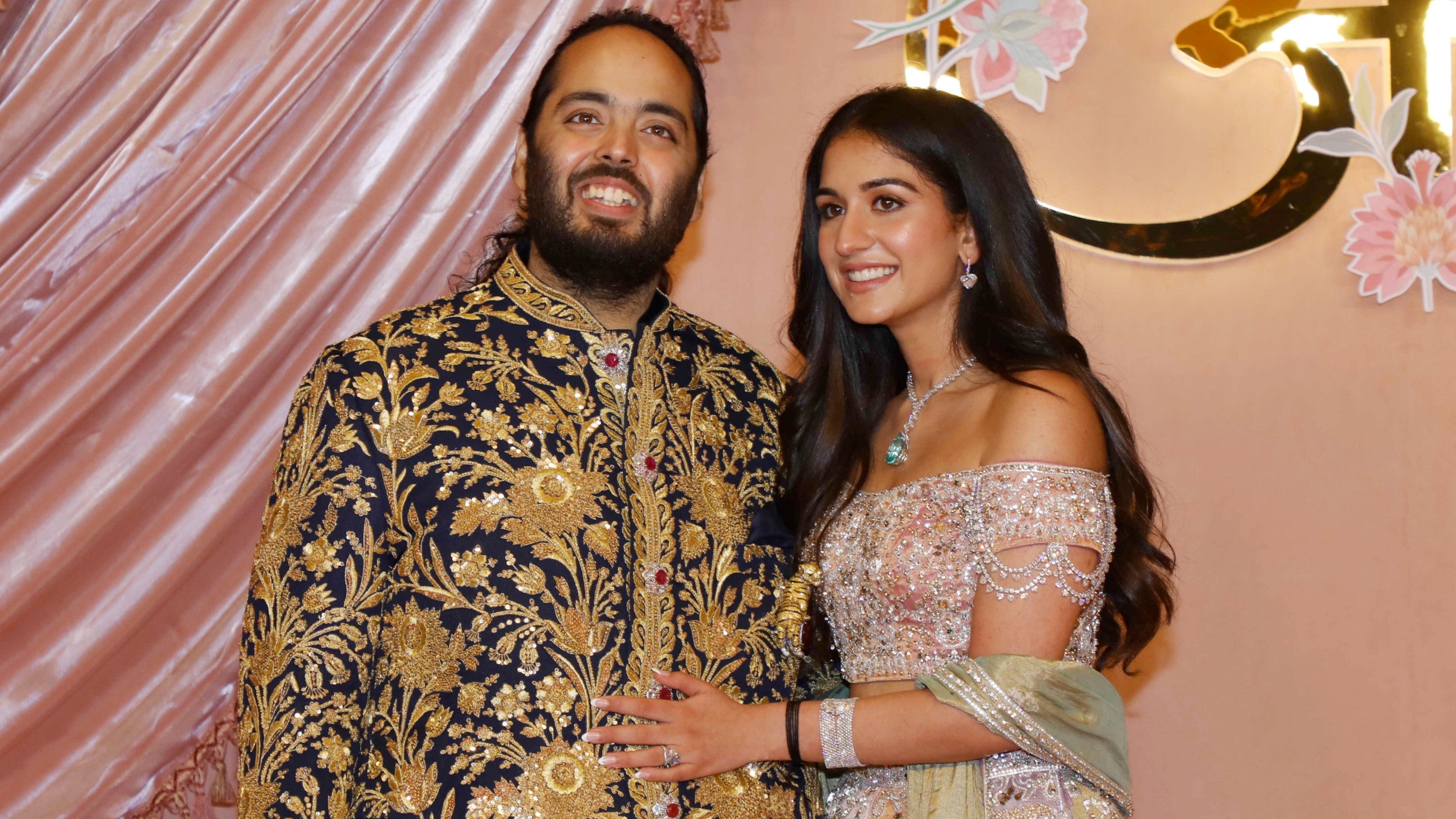 Reportedly, the high-profile guests offered expensive statues and paintings as a customary gesture to the newlyweds.