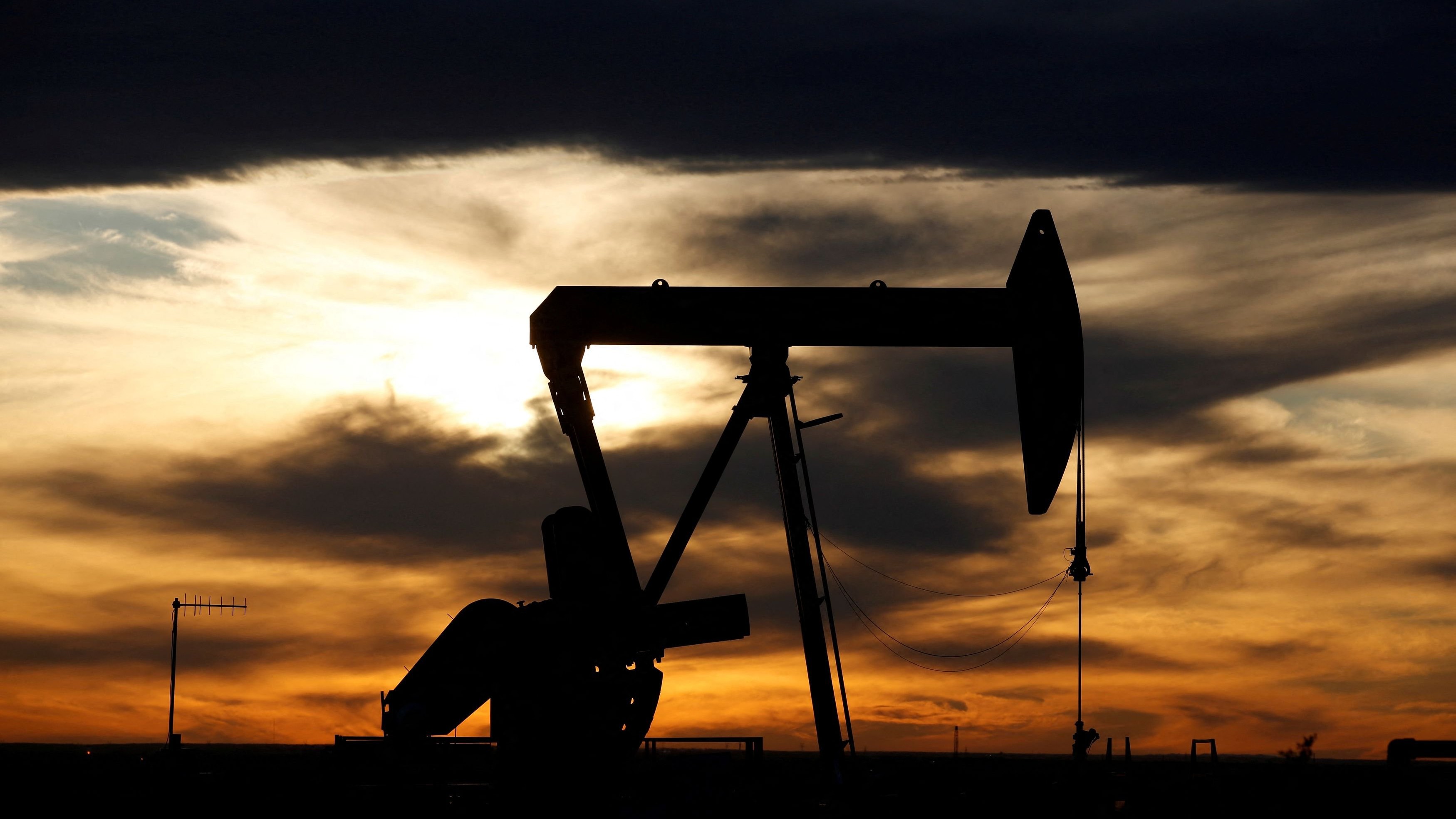 US crude and gasoline inventories fell last week, distillate stocks rose, EIA says