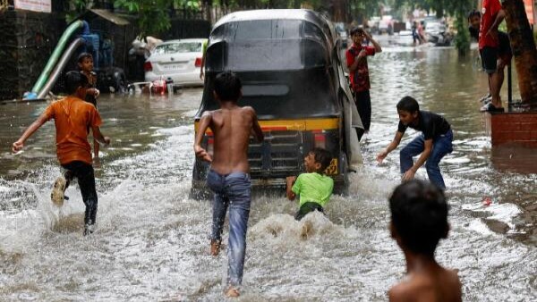 Heavy rain cripples Mumbai, Maha CM reviews situation; Rahul seeks relief for flood-hit Assam