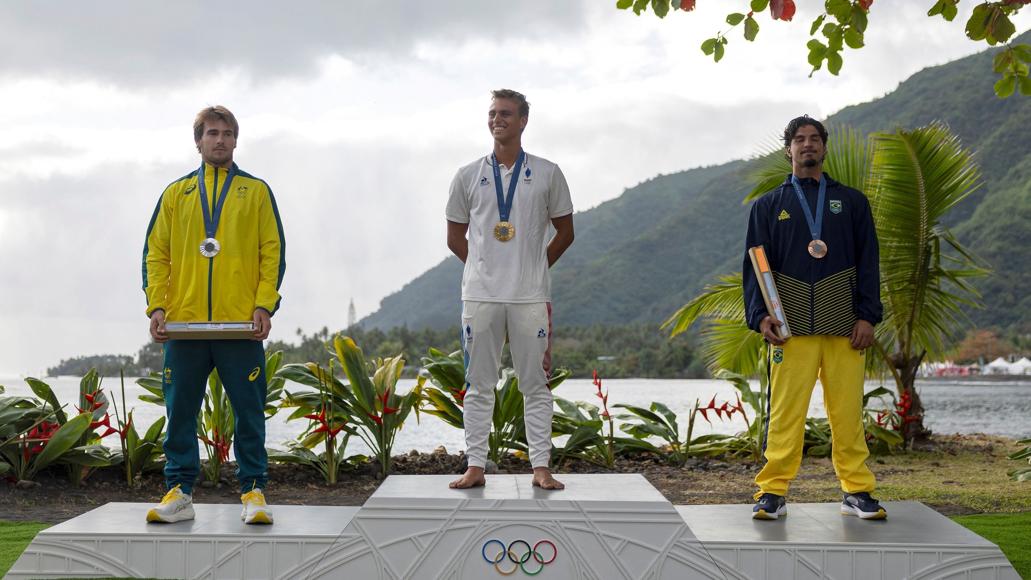 Olympics 2024 | Kauli Vaast takes gold for France and Tahiti, American Caroline Marks triumphs
