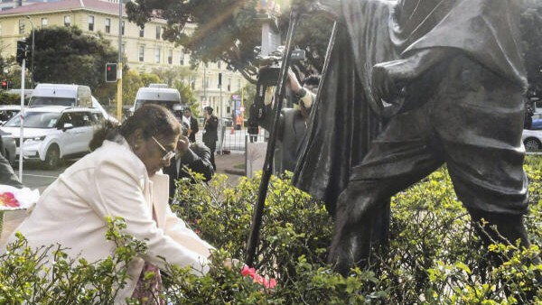 President Murmu pays floral tributes to Mahatma Gandhi's statue in Wellington