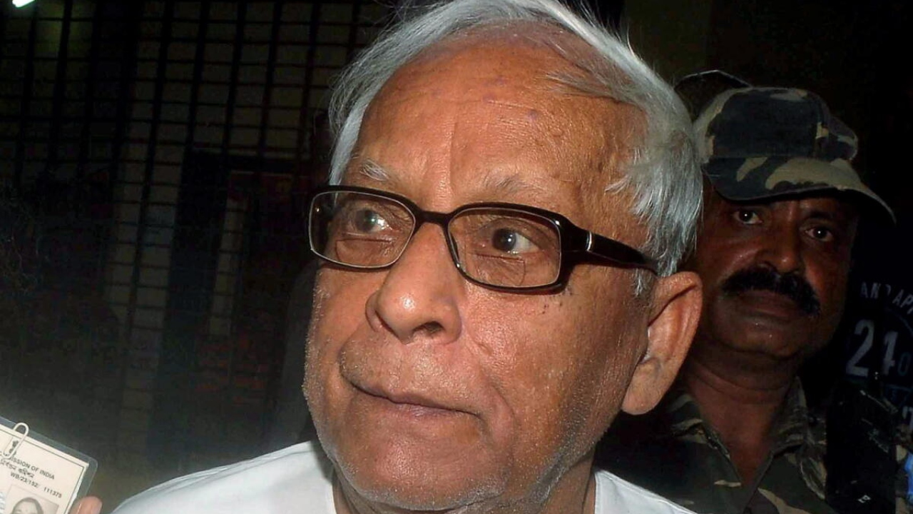 Mamata visits Buddhadeb's residence