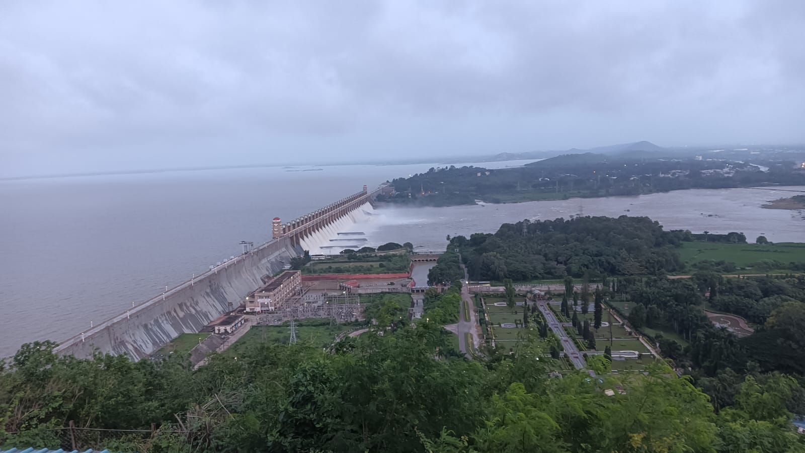 Water being released from all 33 gates of the Tungabhadra dam