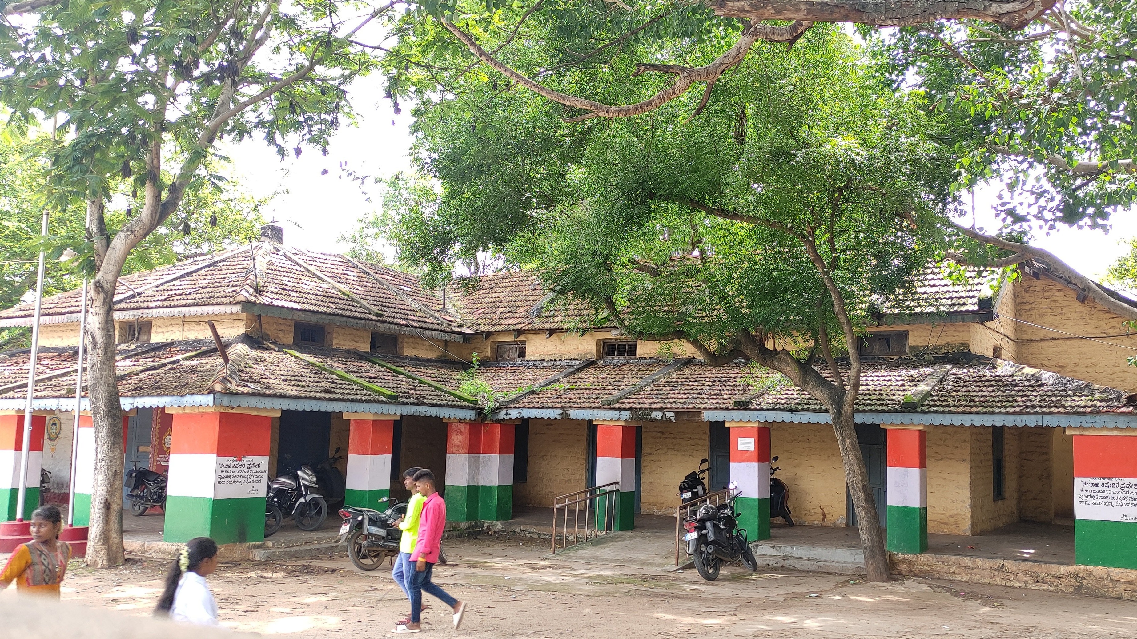 A revered visitor at Harapanahalli 
