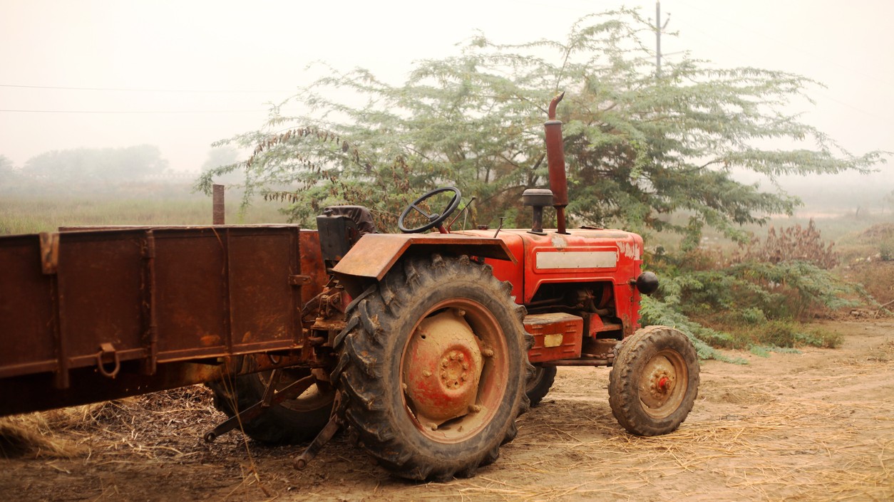 Sand mafia tries to kill Madhya Pradesh revenue official by dashing tractor trolley against his vehicle