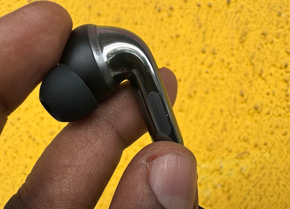 OnePlus Buds Pro 3.