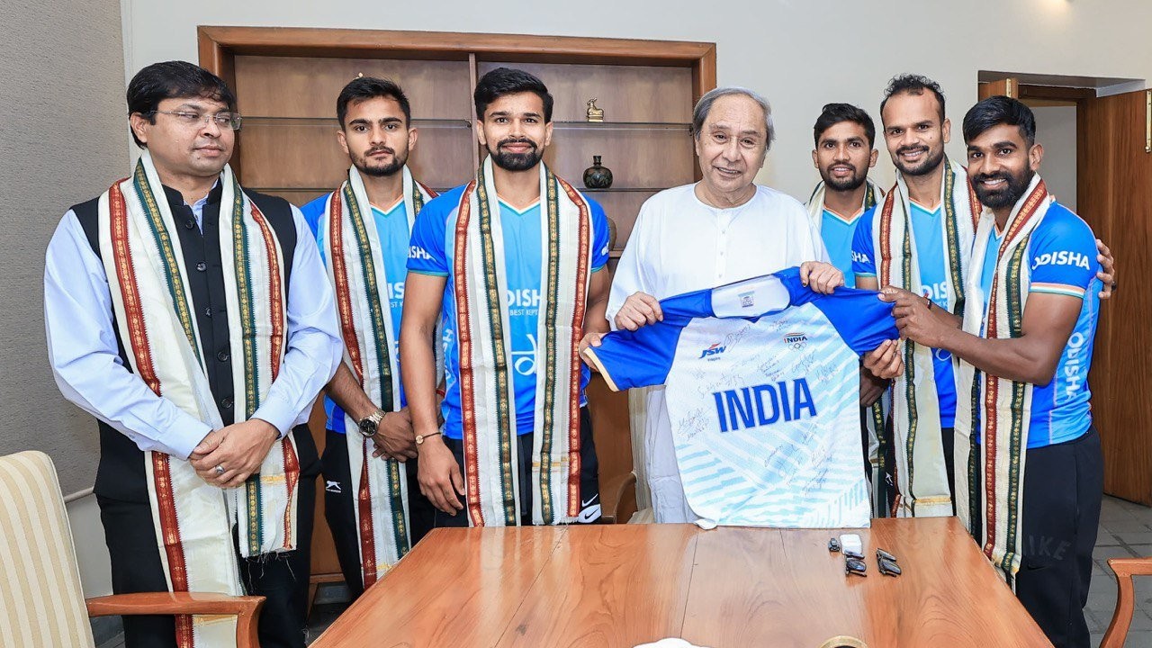 Former Odisha CM Naveen Patnaik felicitates Olympic bronze winning hockey team