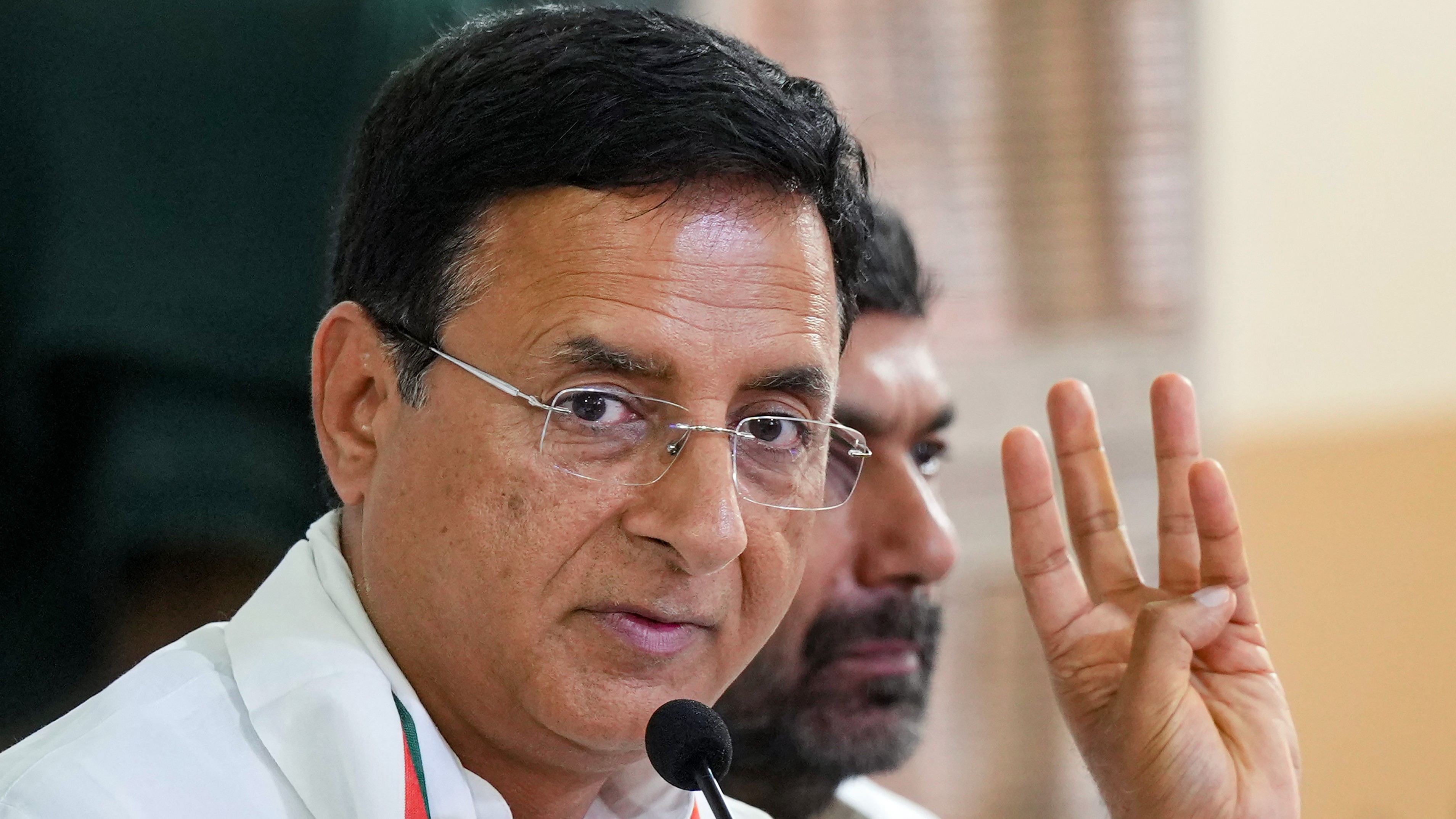 From grants to grouse with ministers: Karnataka Cong MLAs brief Surjewala amid 'disgruntlement'