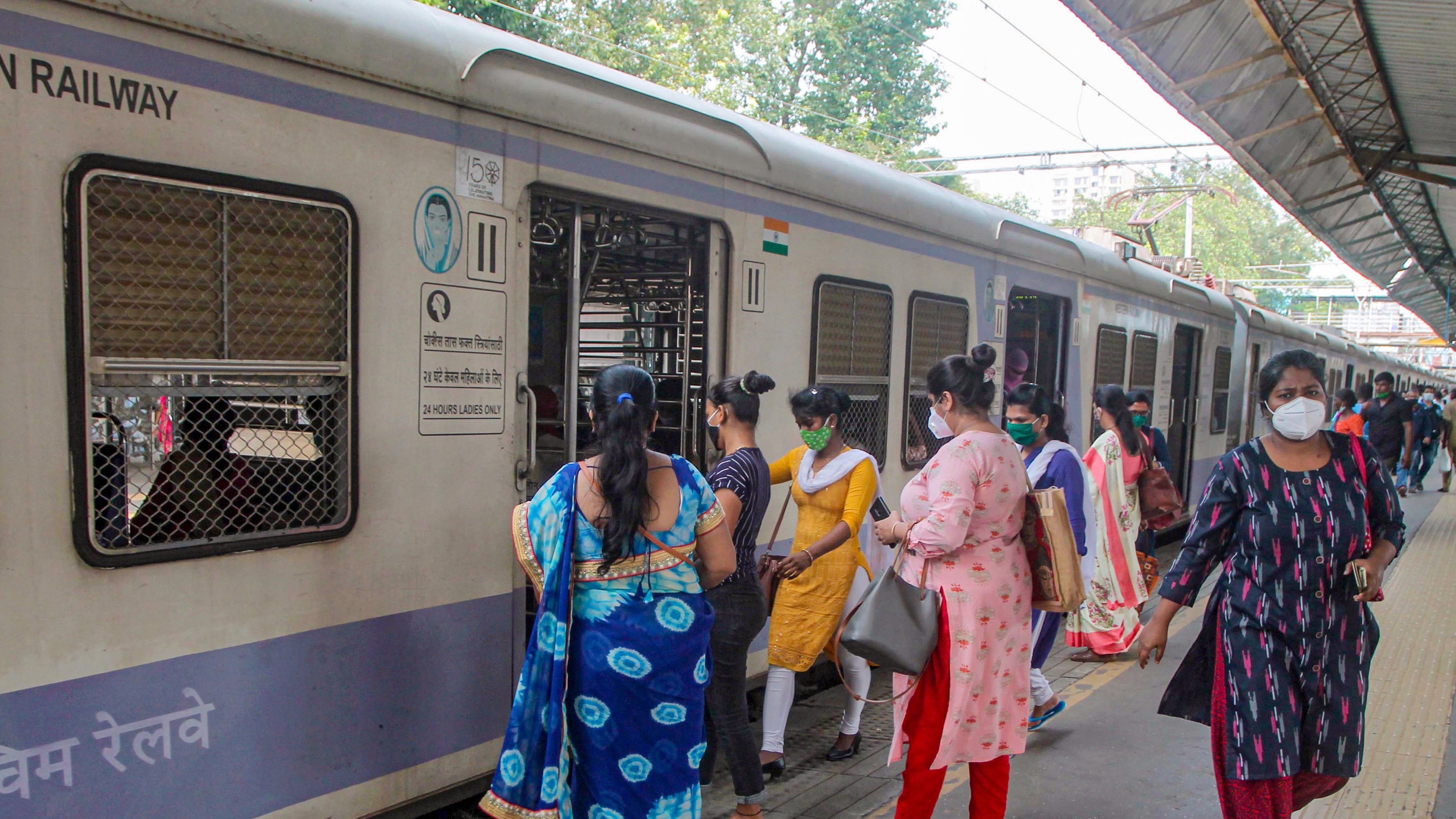 Express train engine glitch delays Mumbai-bound local services on main line
