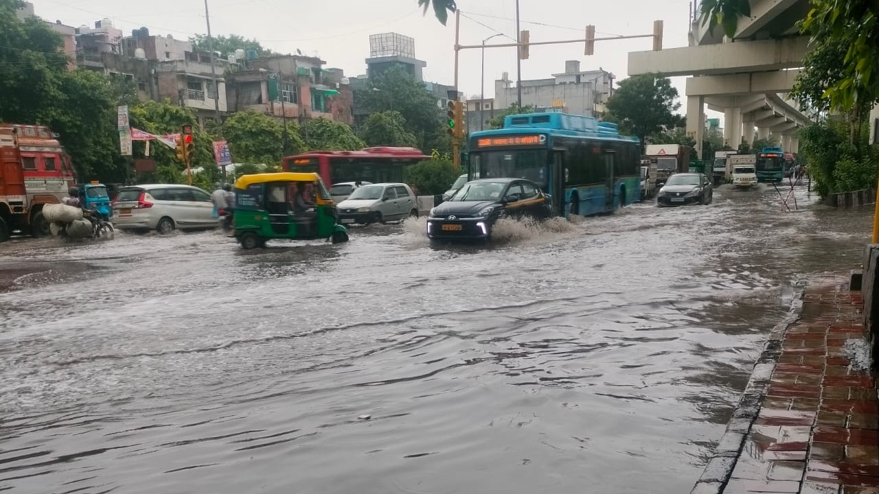 Heavy rain causes waterlogging, traffic snarls in Delhi