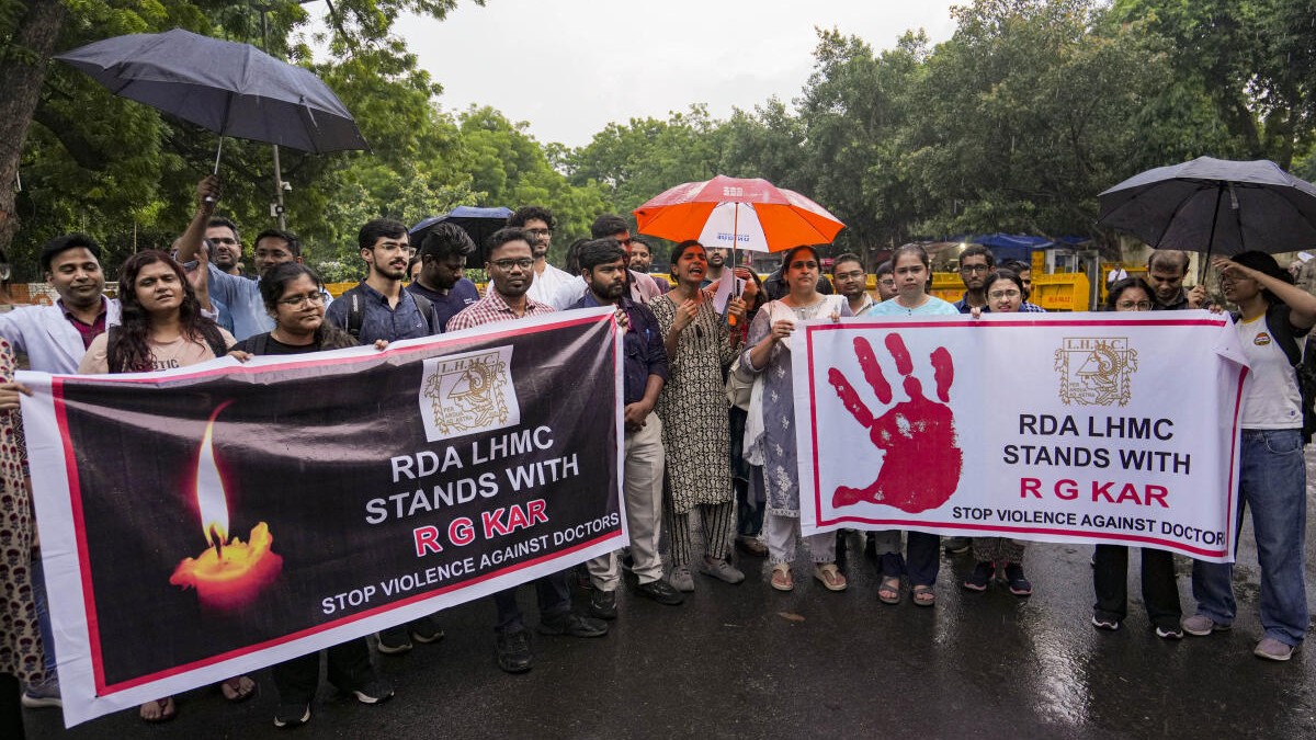 Female medics won't feel safe without central protection law, say doctors at Jantar Mantar