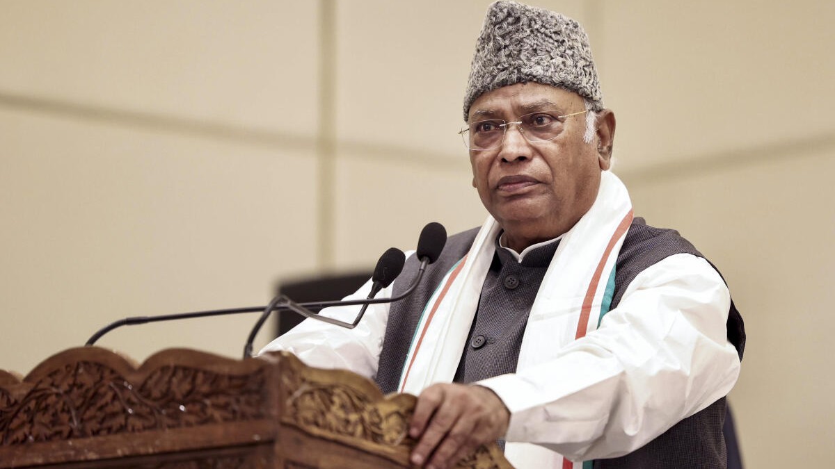 Caution children against attack on idea of India's unity in diversity: Kharge to teachers