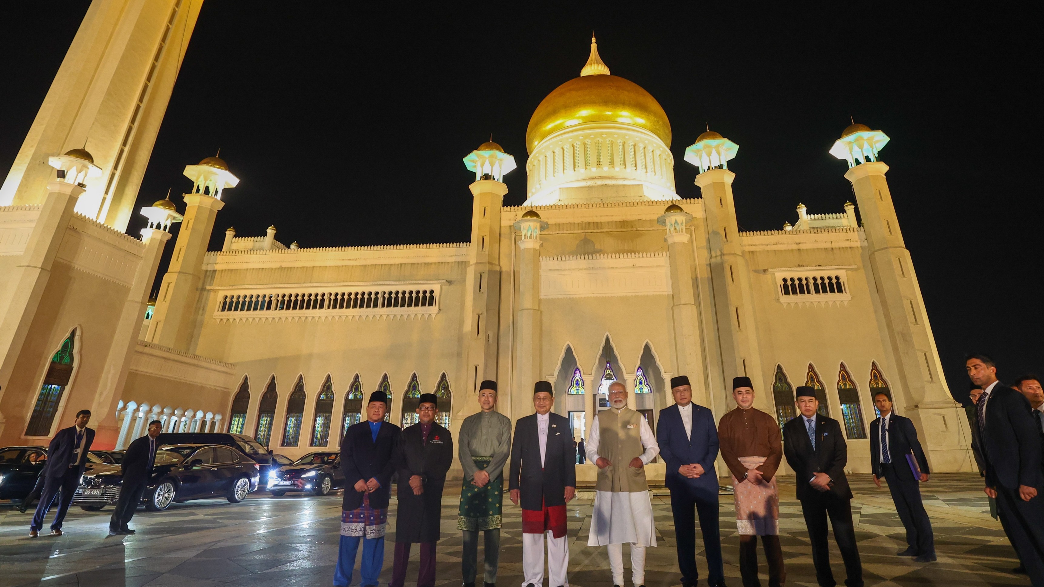 PM Modi visits iconic Omar Ali Saifuddien Mosque in Brunei