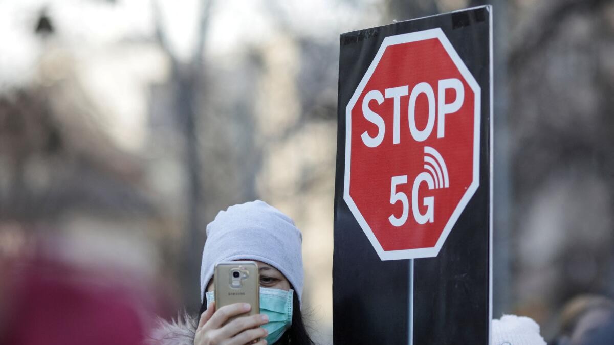 No link between mobile phones and brain cancer, WHO-led study says