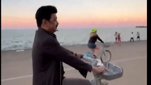 Stalin cycles along Chicago shoreline, Rahul Gandhi wishes to cycle together with Tamil Nadu CM