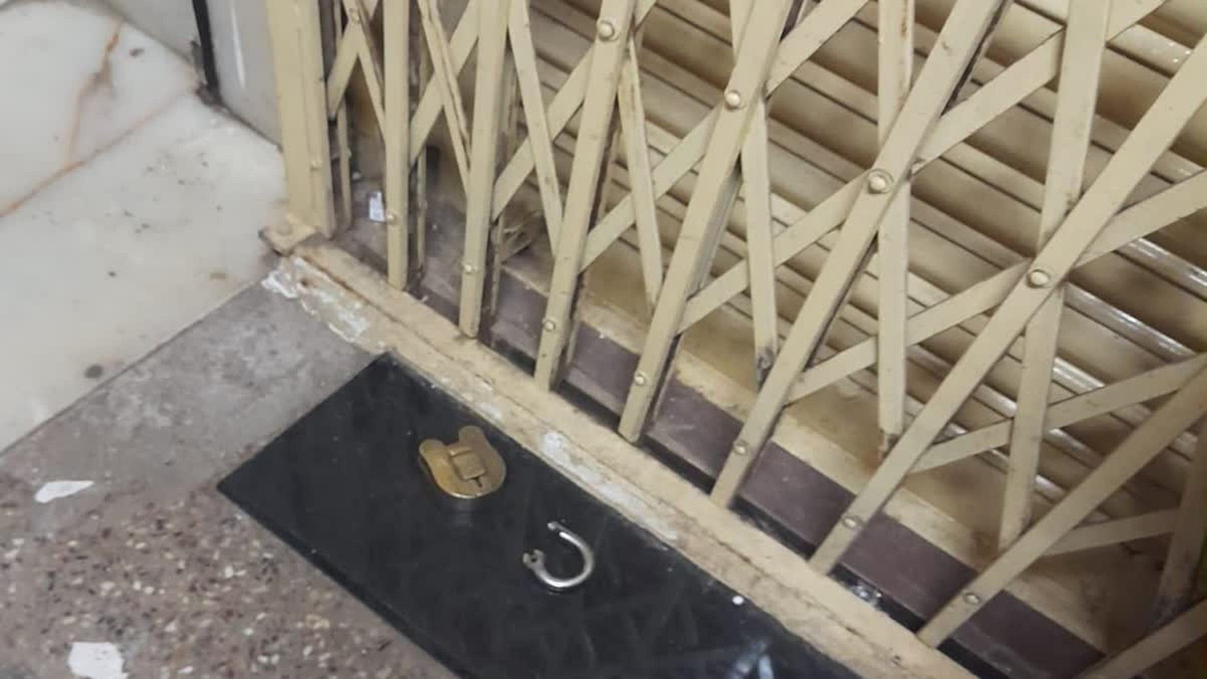 Gang attempting to rob jewellery stores flees as Hoysala drives up