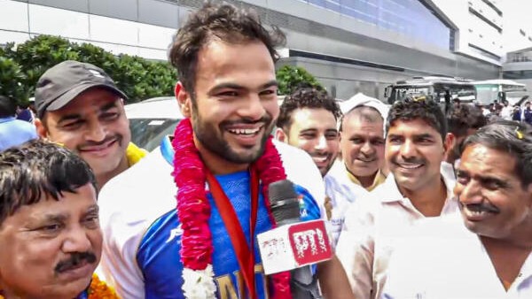 Paralympic champs return to hero's welcome after unprecedented medal haul in Paris 