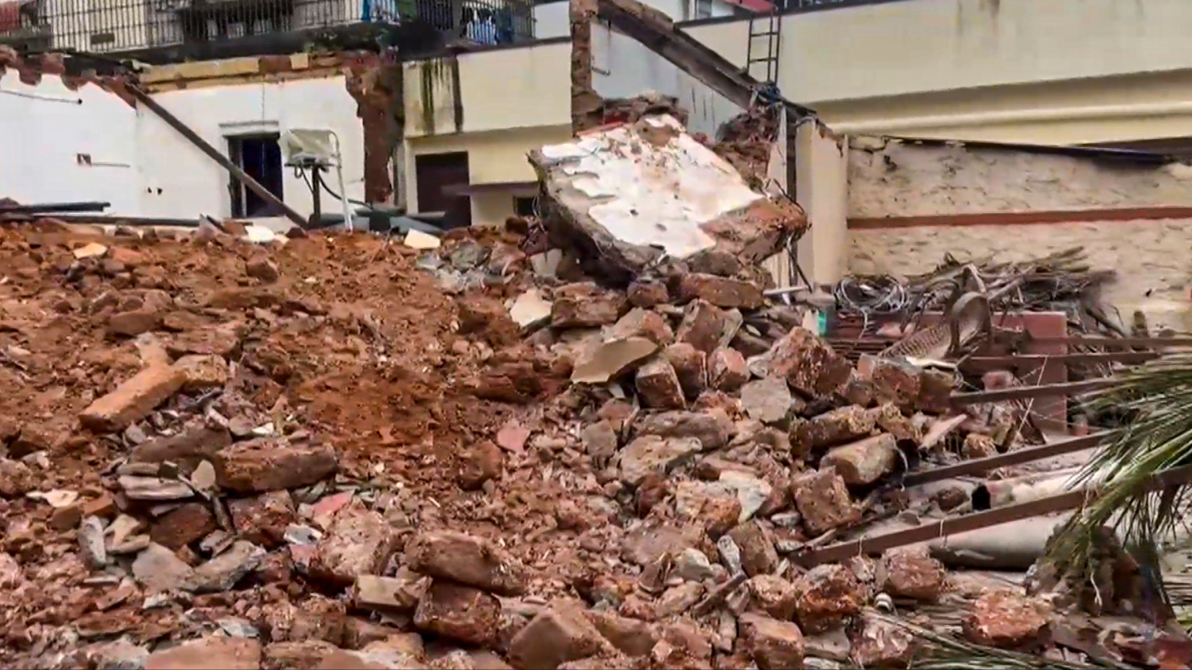 School roof collapses in Pakistan, one killed, 10 injured