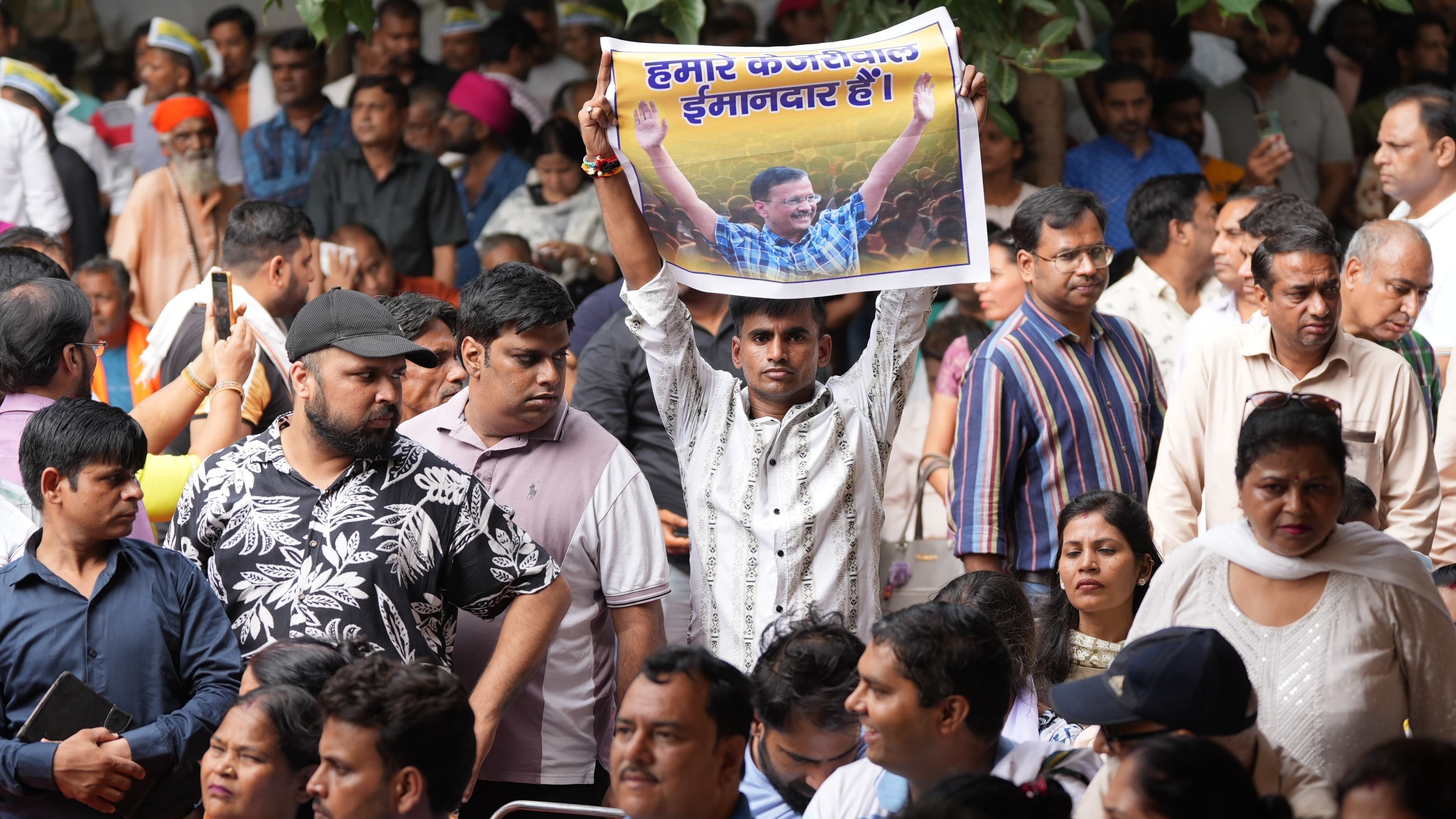 Jantar Mantar turns yellow-blue as hundreds rally behind Kejriwal, declare him 'one of them'