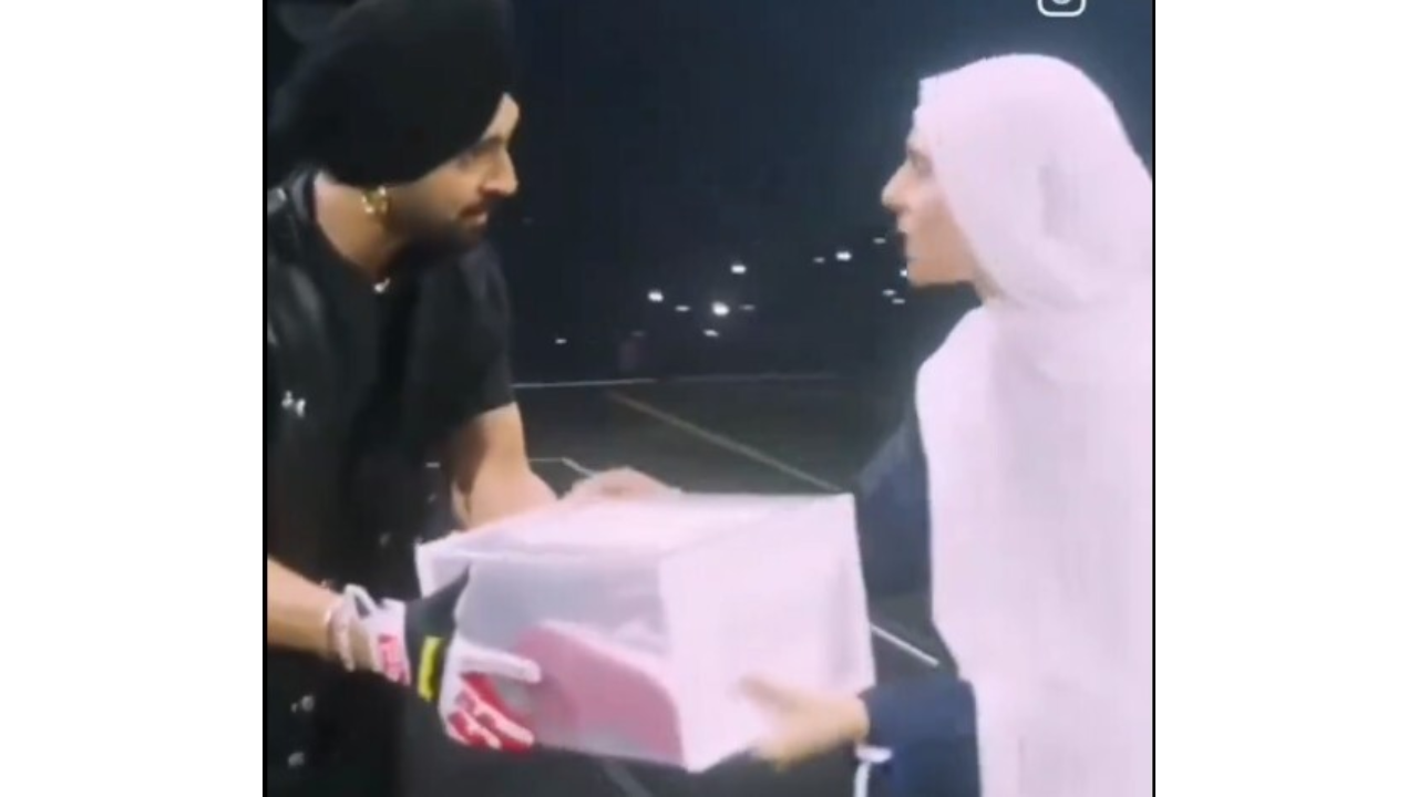 Diljit Dosanjh gifts shoes to Pakistani fan, says 'borders are made by politicians'