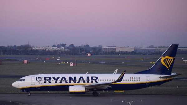 Passengers taken off Ryanair plane in Italy after fumes seen