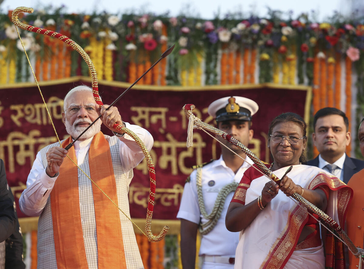 President Droupadi Murmu and Prime Minister Narendra Modi hold bows and arrows during Dussehra celebration, at Red Fort in New Delhi, Saturday, Oct. 12, 2024