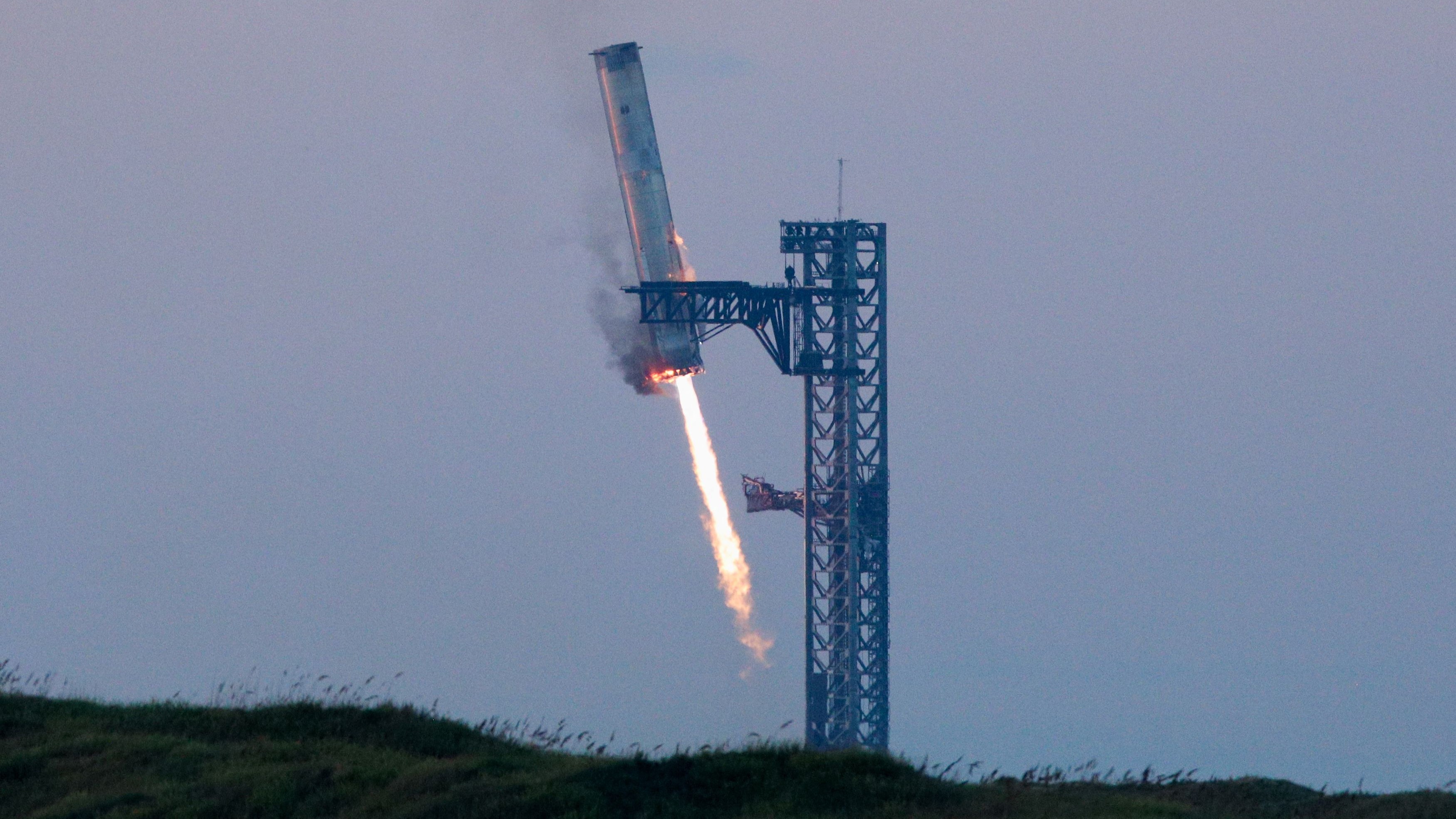 SpaceX’s 5th Starship test flight makes history with 1st ever booster catch