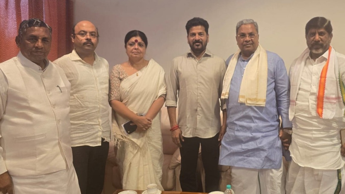 Karnataka CM Siddaramaiah meets Telangana CM & DCM at Mysuru Airport