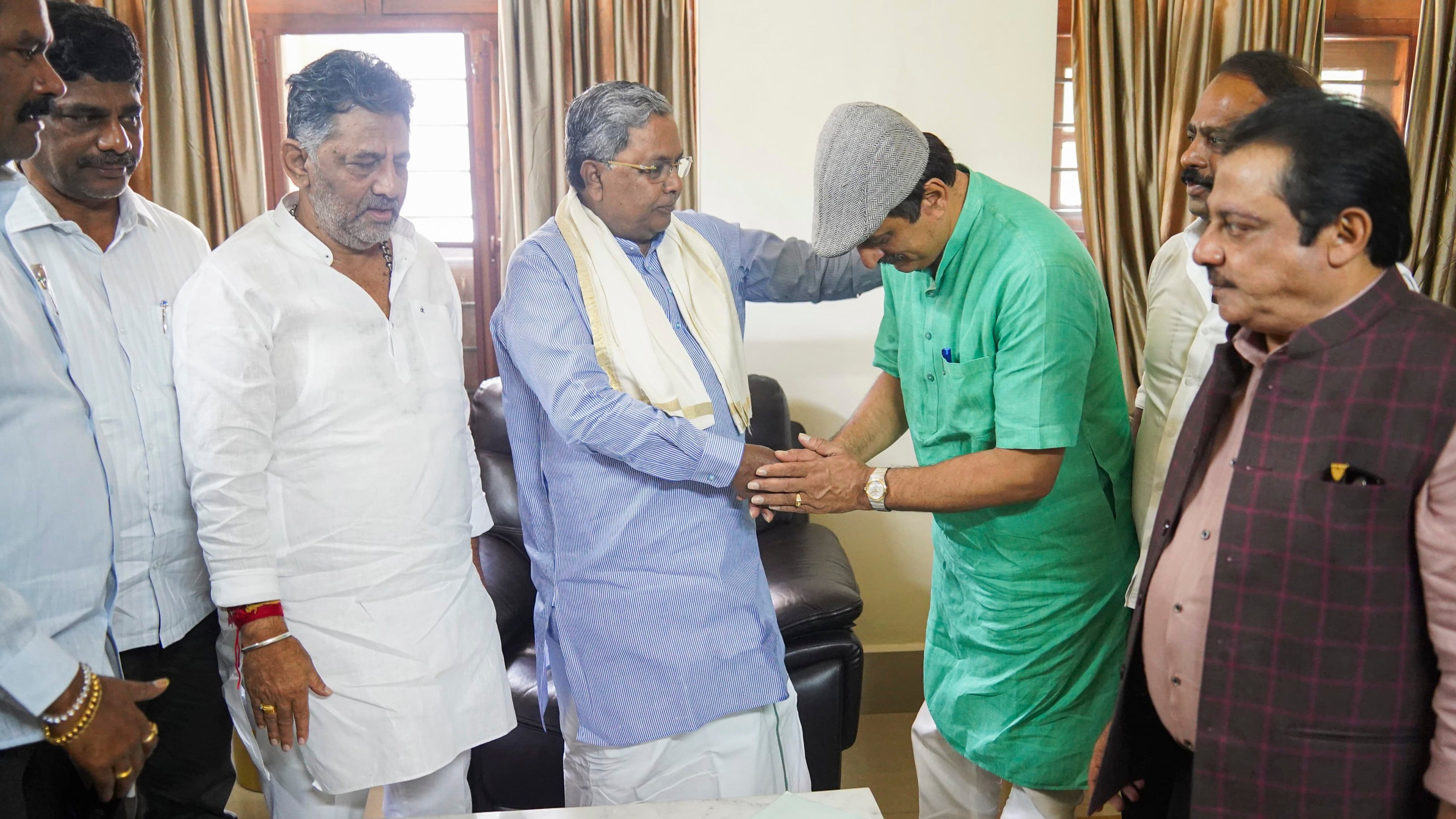 Karnataka By-polls 2024 | Congress fields Yogeshwara in Channapatna, Bellary MP Tukaram's wife in Sandur