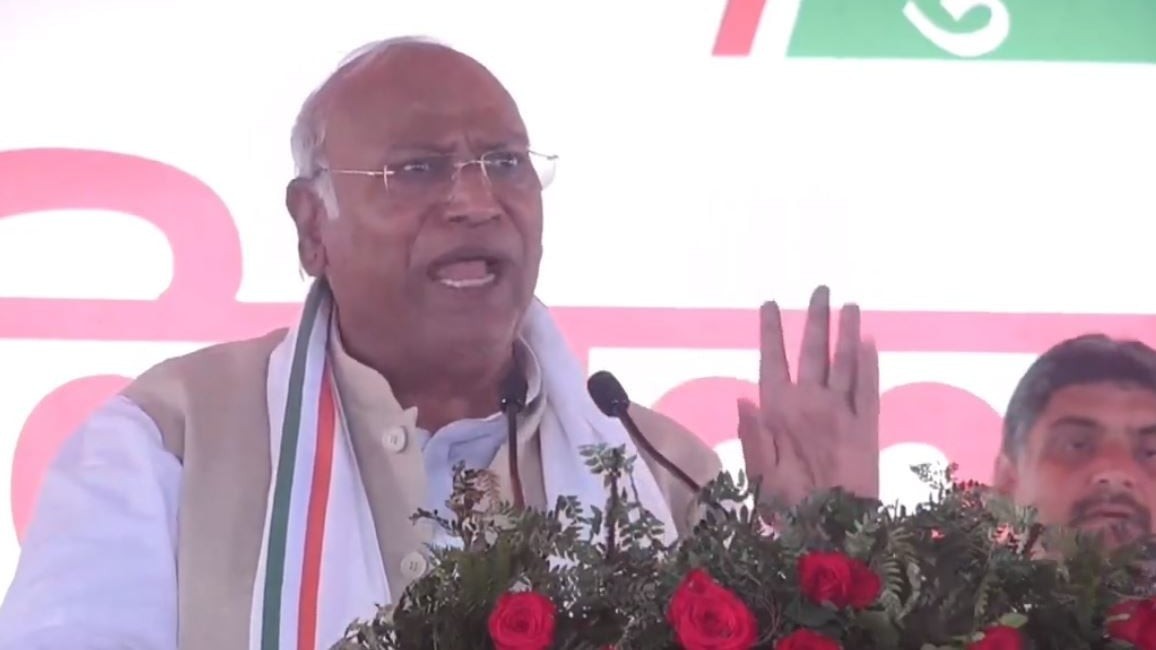 Assembly Elections 2024 Highlights | Modi said red book (Constitution) that Rahul reads has 'kora kaagaz'... Read this, is it blank? asks Kharge in Nagpur