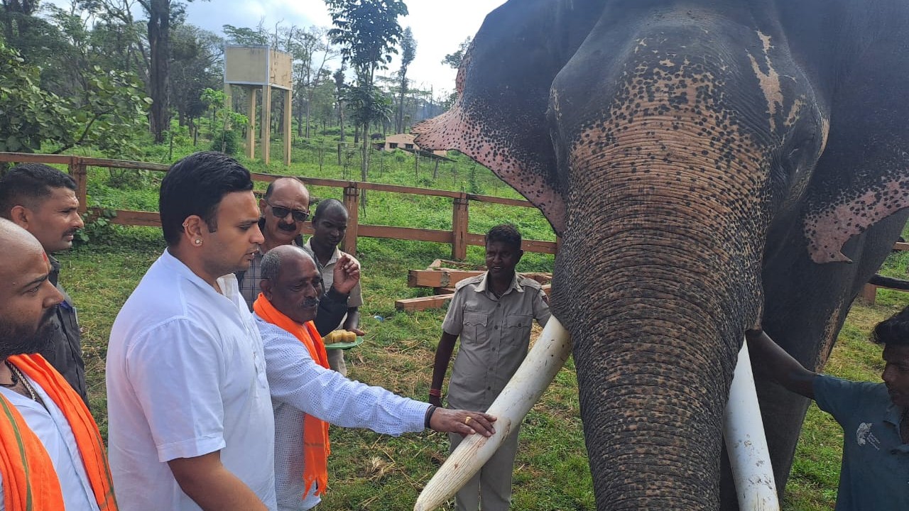 Yaduveer visits Dubare Haadi, addresses key tribal issues