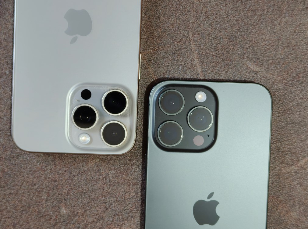 Apple iPhone 15 Pro Max (left) and the iPhone 16 Pro Max (right).