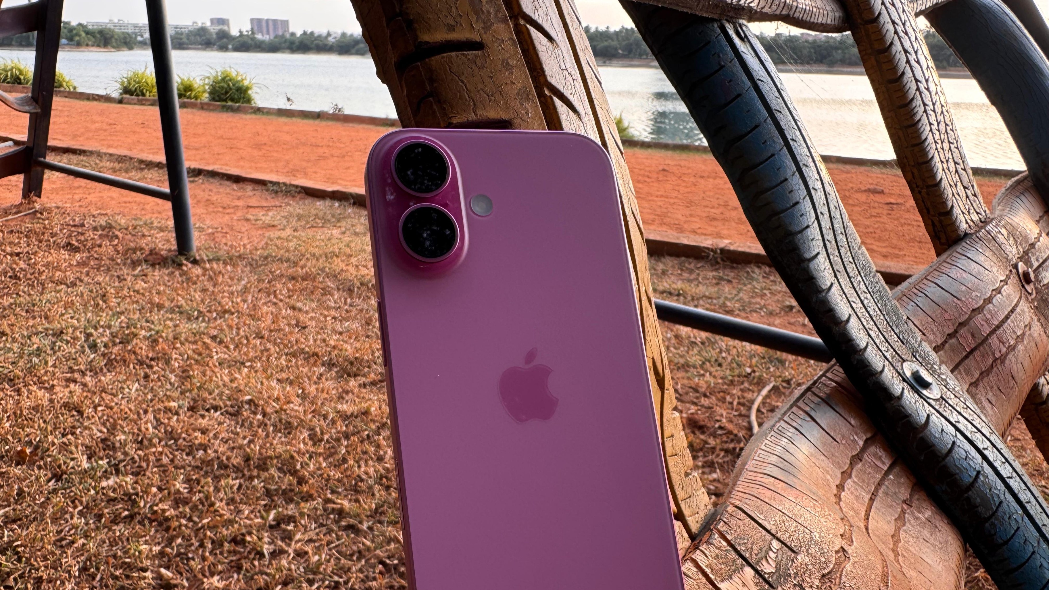 Apple iPhone 16.