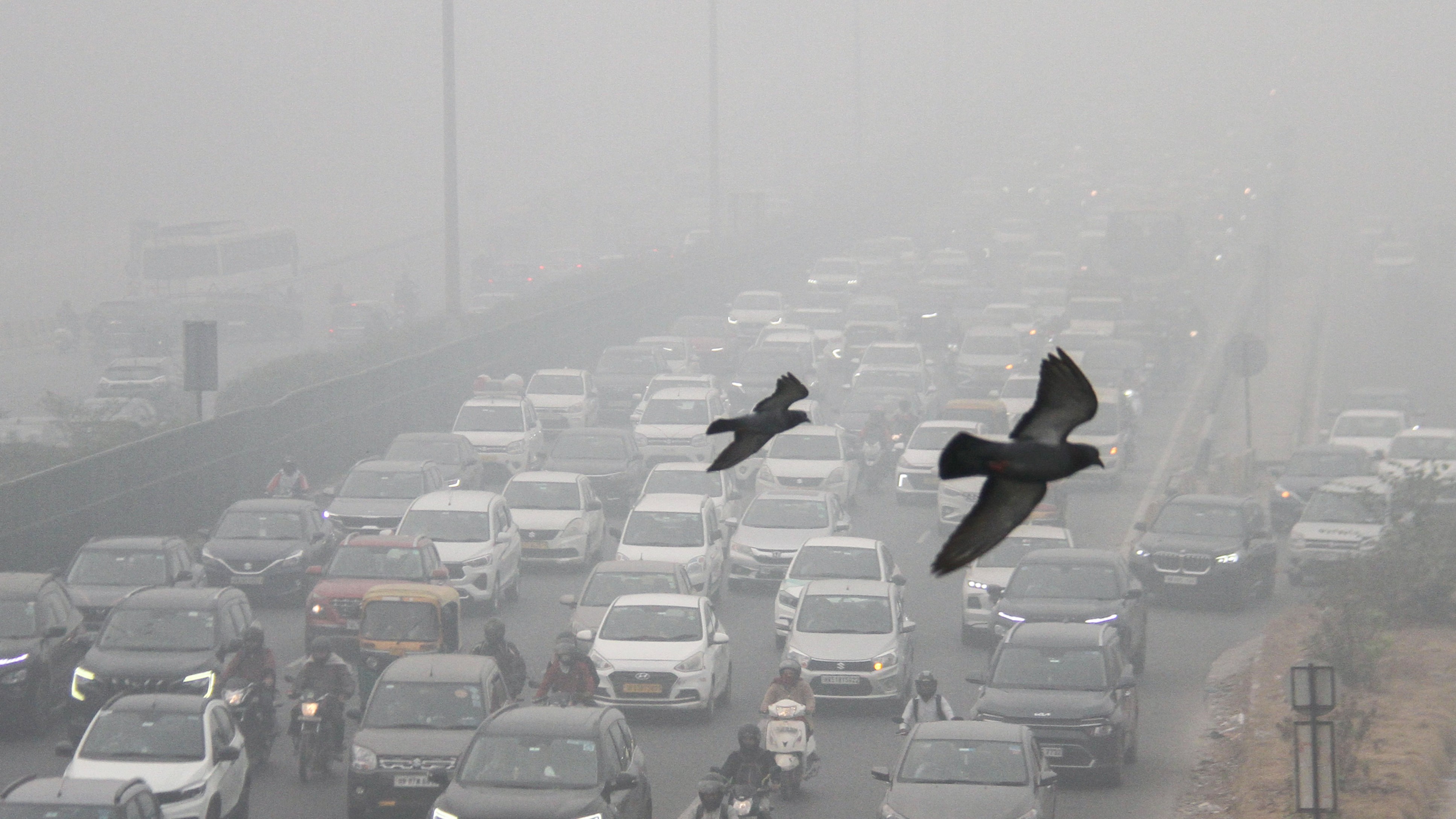 Delhi's air quality deteriorates, AQI in 'very poor' category