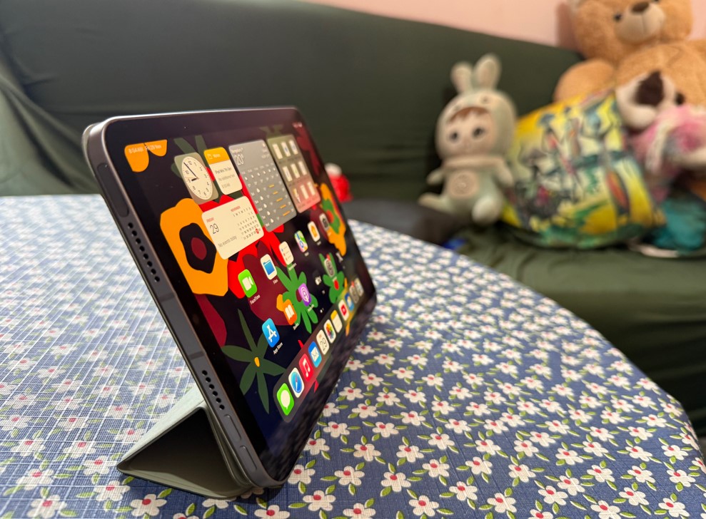 Apple iPad mini 7th gen with Apple Folio case.