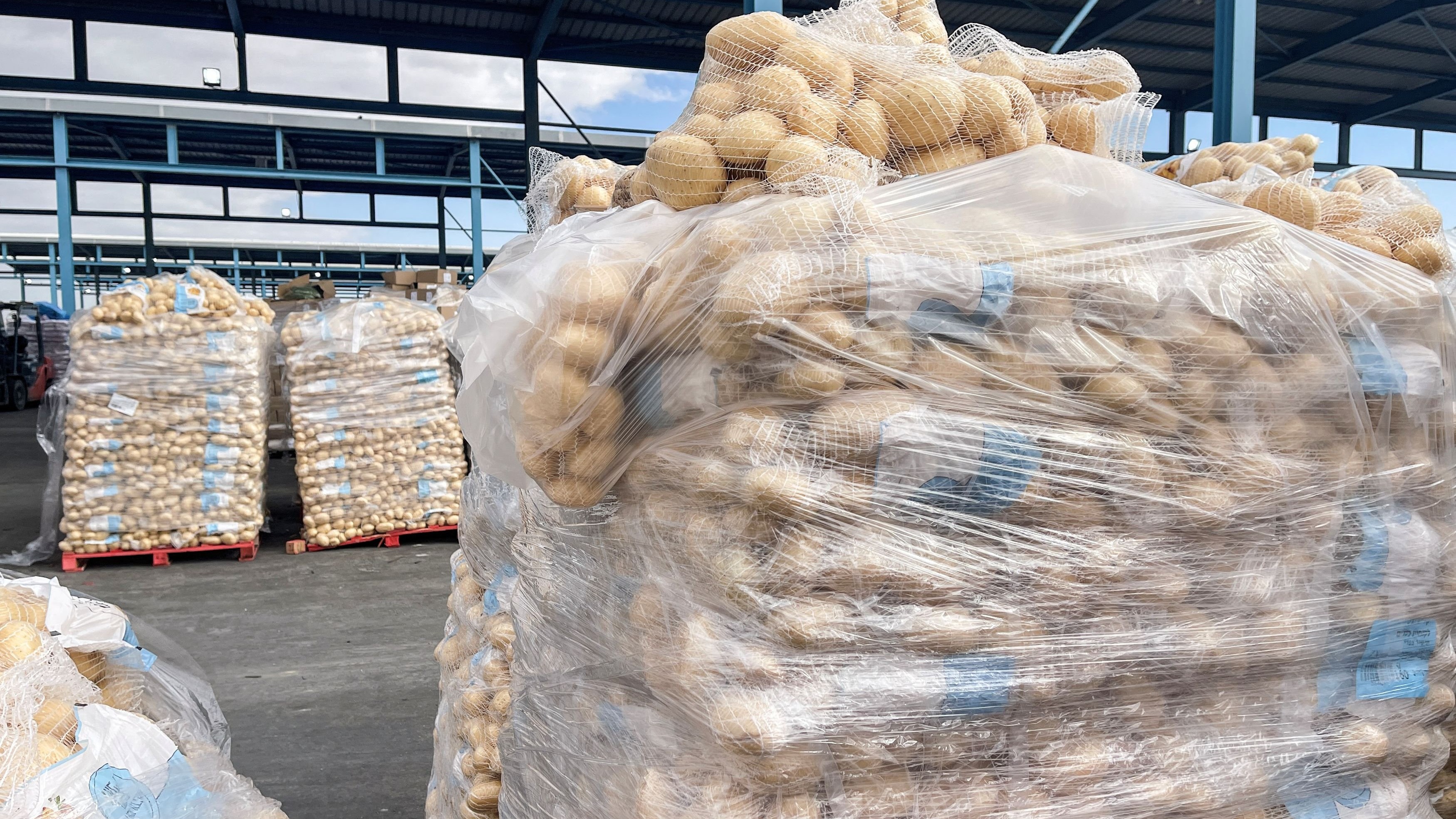 Potato traders threaten strike from Tuesday if West Bengal doesn't allow selling to other states